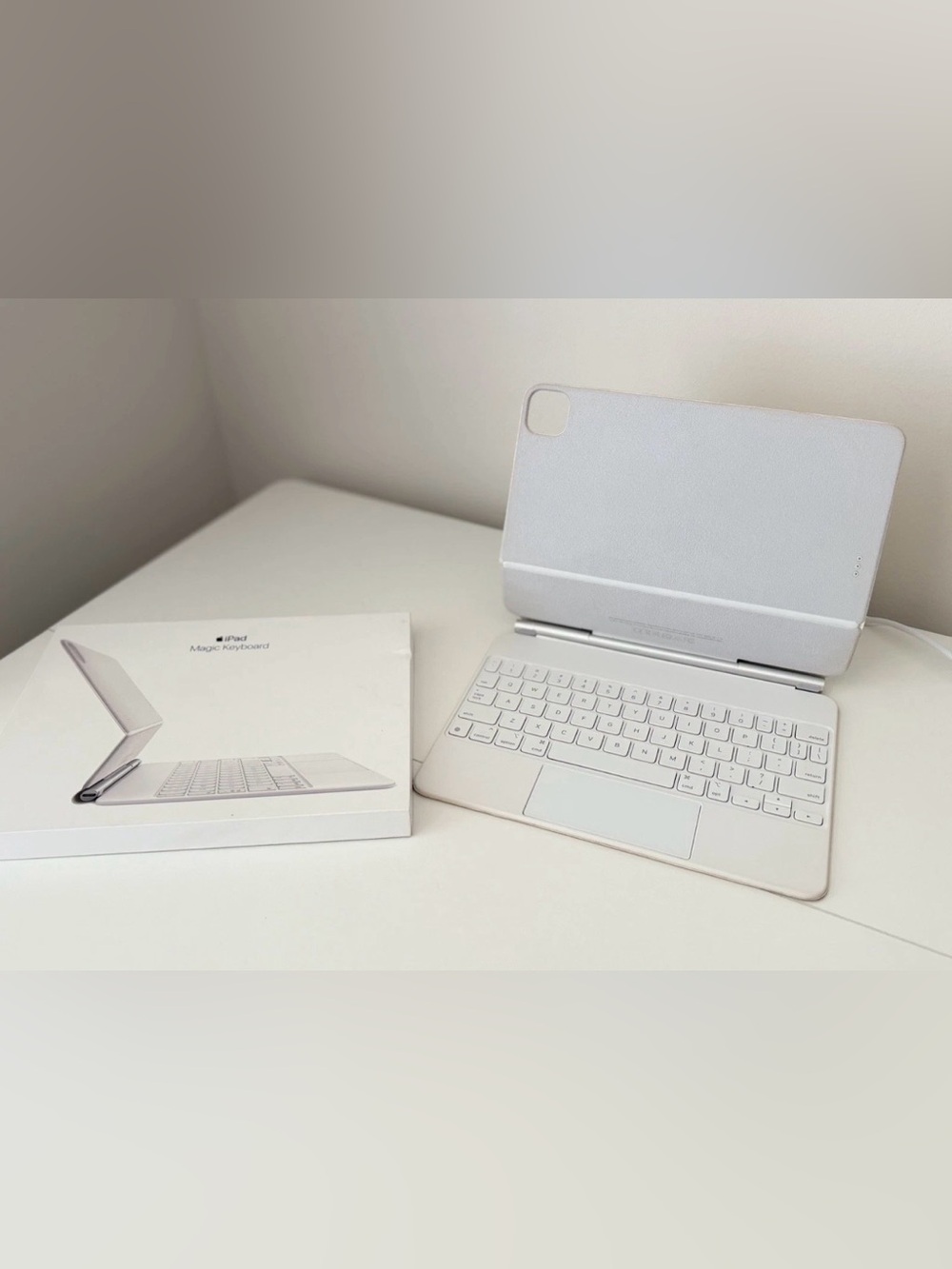 Apple iPad Magic Keyboard Model A2261